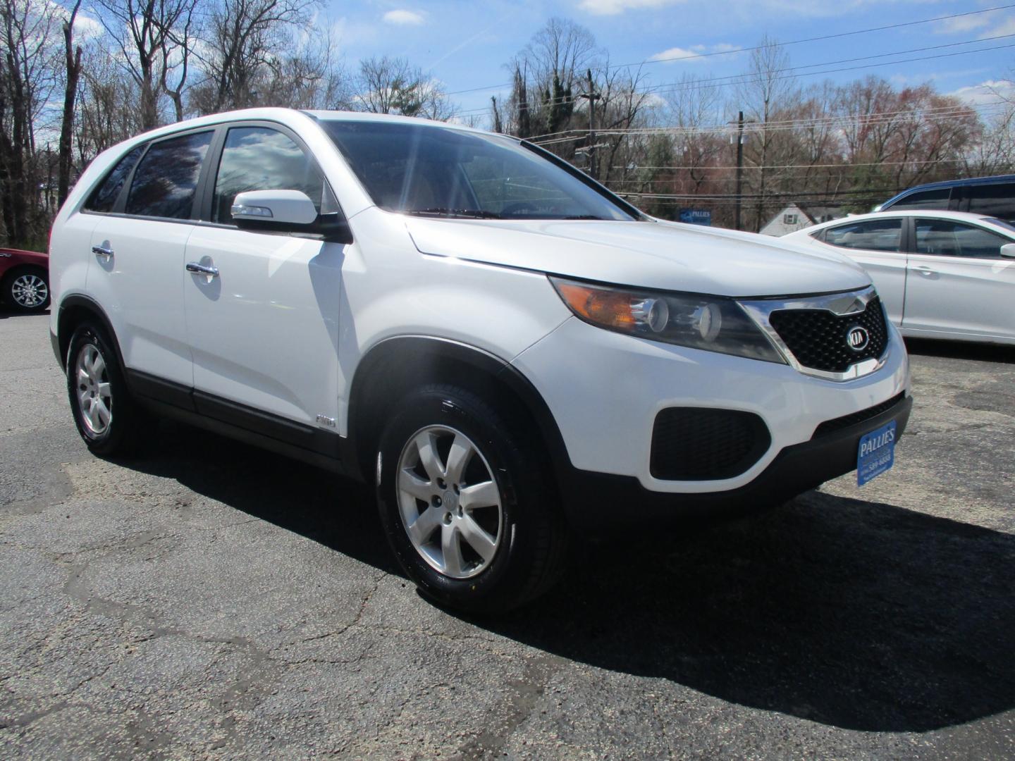 2013 WHITE Kia Sorento (5XYKTCA6XDG) with an 2.4L L4 DOHC 16V engine, AUTOMATIC transmission, located at 540a Delsea Drive, Sewell, NJ, 08080, (856) 589-6888, 39.752560, -75.111206 - Photo#7